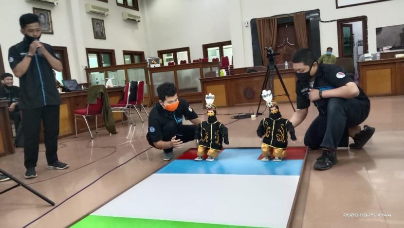Robot tari karya tim dari Universitas Muhammadiyah Surakarta (UMS) mengikuti ajang Kontes Robot Indonesia secara daring