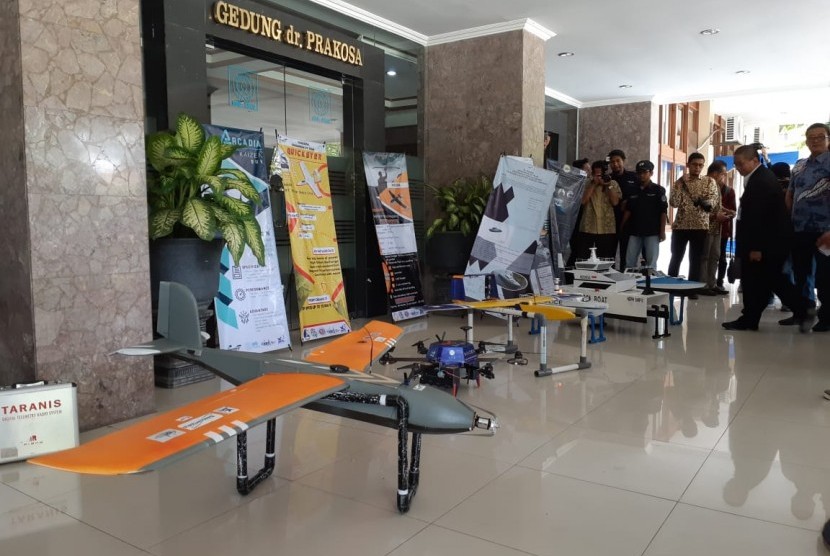 Robot terbang dan kapal cepat tanpa awak dari Tim Bengawan UV Universitas Sebelas Maret (UNS) Solo yang akan bertanding di Kontes Robot Terbang Indonesia (KRTI) dan Kontes Kapal Cepat Tak Berawak Nasional (KKCTBN) 2019 yang digelar Kemenristekdikti di Malang dan Pasuruan pada Oktober 2019. 