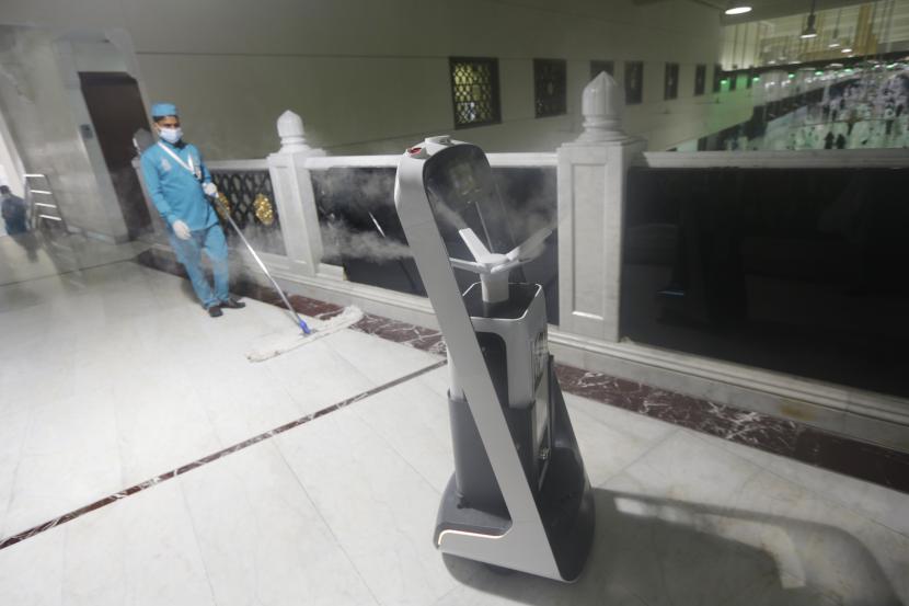 Robot yang bertugas di Masjid Al-Haram.