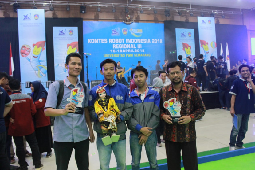 Robotic Development Community Universitas Ahmad Dahlan (UAD) saat meraih gelar juara di Kontes Robot Indonesia Regional III, (18/5) lalu.