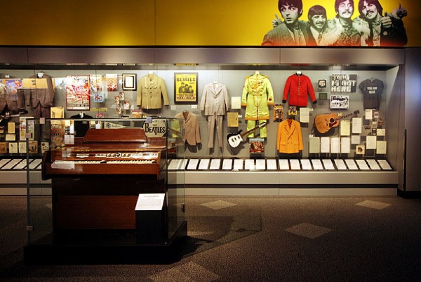 Rock and Roll Hall of Fame yang menunjukkan berbagai memorabilia The Beatles.