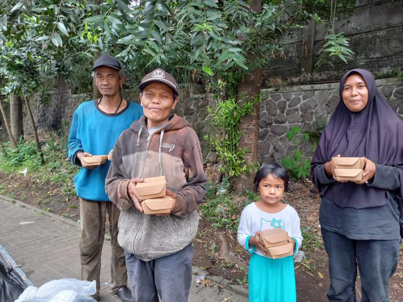 Roda Amal, sociopreneur asal Sarijadi, Kota Bandung, bagikan makanan Jumat Barokah.