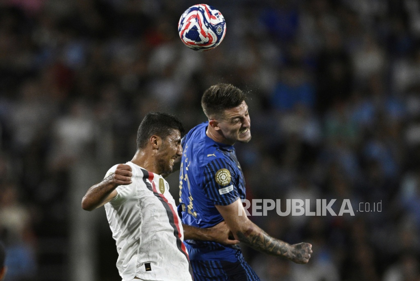 Rodri dari Manchester City (kiri) dan Sergej Milinkovic-Savic dari Al Hilal berebut bola udara dalam pertandingan sepak bola babak 16 besar Piala Dunia Antarklub di Orlando, Florida, Selasa, 1 Juli 2025 WIB.