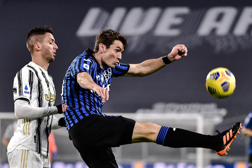 Rodrigo Bentancur dari Juventus (kiri).