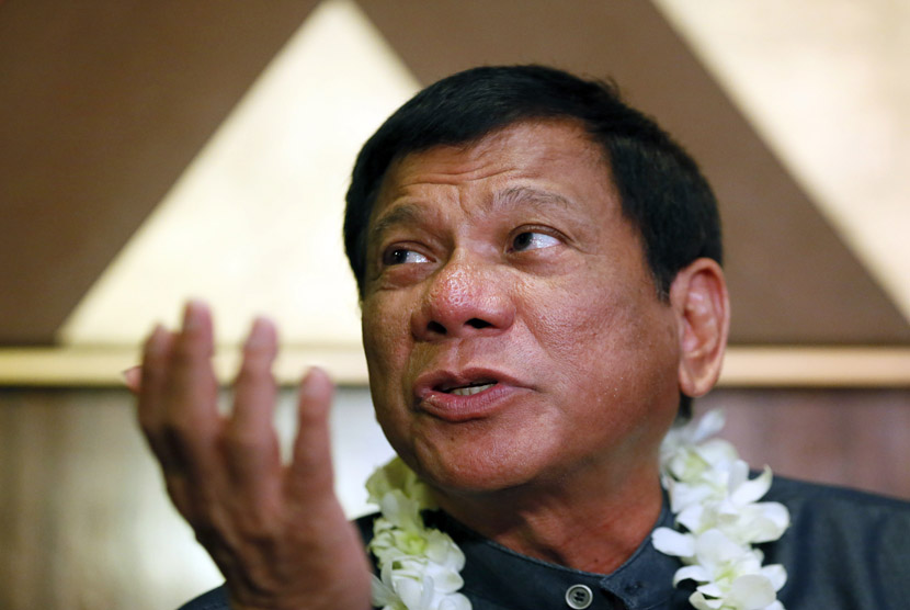 Presiden Filipina Rodrigo Duterte diambil sumpah dalam pelantikannya sebagai presiden di Istana Malacanang, Kamis, 30 Juni 2016. Putrinya Veronica tampak memegang Injil.
