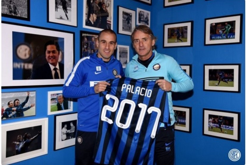 Rodrigo Palacio (kiri) bersama pelatih Inter Milan Roberto Mancini.