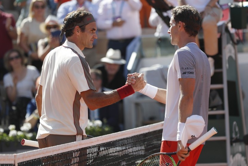 Roger Federer (kiri) melaju ke babak keempat Roland Garros setelah menyingkirkan petenis Norwegia, Casper Ruud, Jumat.