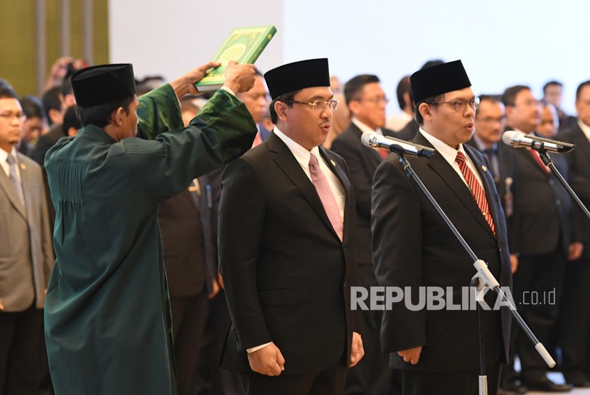 Rohaniwan mengambil sumpah Ketua dan Wakil Ketua Badan Pemeriksa Keuangan (BPK), Agung Firman Sampurna (kedua kiri) dan Agus Joko Pramono (kanan) saat upacara pengucapan sumpah jabatan di Gedung Mahkamah Agung (MA), Jakarta, Kamis (24/10/2019). 