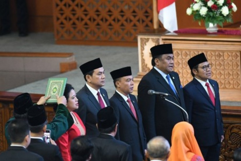 Rohaniwan mengambil sumpah pimpinan Dewan Perwakilan Rakyat (DPR) periode 2019-2024 Ketua Puan Maharani (kedua kiri), Wakil Ketua M Aziz Syamsuddin (ketiga kiri), Sufmi Dasco Ahmad (ketiga kanan), Rachmat Gobel (kedua kanan) dan Muhaimin Iskandar (kanan) saat pelantikan melalui Rapat Paripurna ke-2 Masa Persidangan I Tahun 2019-2020 di Kompleks Parlemen, Senayan, Jakarta, Selasa (1/10/2019). 