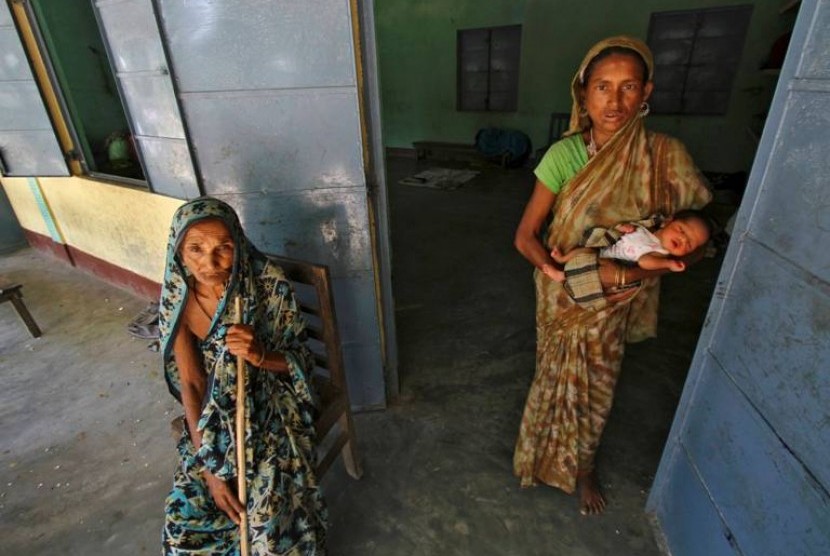 Rohima Begum (kanan) menggendong bayinya yang baru berusia tiga hari, yang lahir di dalam sebuah kamp bantuan di dekat kota Bilasipara di negara bagian India timur laut Assam, 8 Agustus 2012. Kisah Muslim Bengali di India yang Terus Terpinggirkan