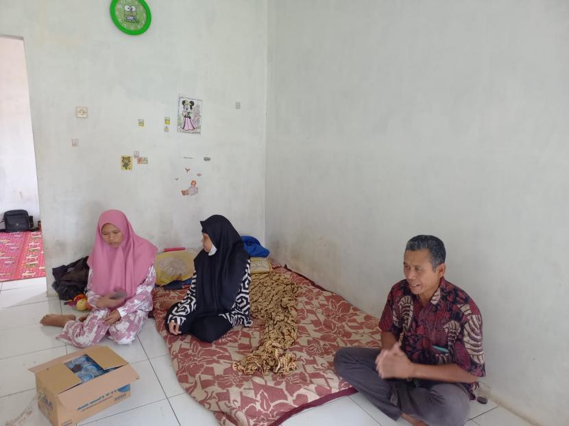 Rohimah (pakai masker) beristirahat di rumah orang tuanya di Desa Pangeureunan, Kecamatan Limbangan, Kabupaten Garut, Kamis (3/11/2022). Perempuan itu merupakan ART korban penyiksaan majikannya saat bekerja di Kabupaten Bandung Barat, beberapa waktu lalu. 
