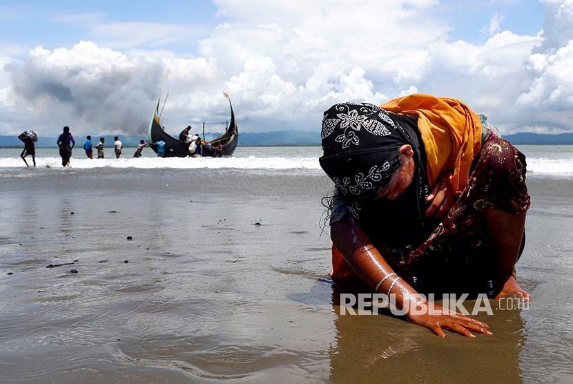 Wanita Rohingya mendarat di pesisir perbatasan Bangladesh-Myanmar melalui Teluk Bengal, di Shah Porir Dwip, Bangladesh.