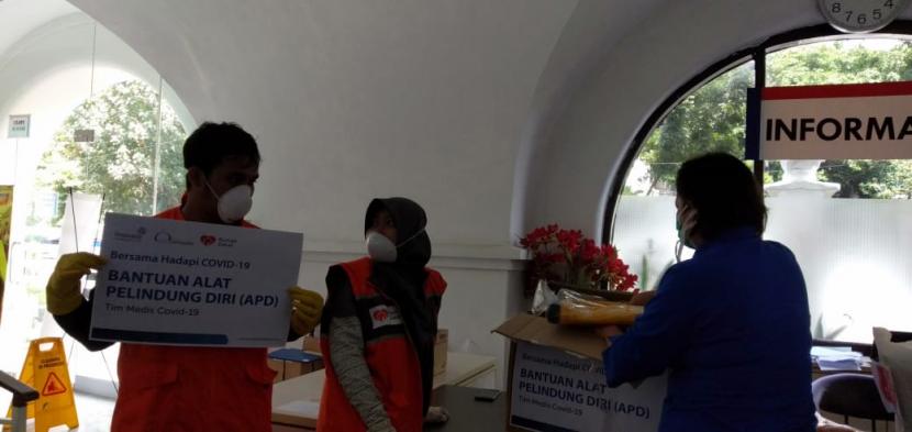 Rohis Lintas Arta bersama Rumah Zakat dan Relawan Nusantara Jakarta Timur membantu tenaga medis dalam upaya pencegahan Corona Virus Disease (Covid-19) di lingkungan Rumah Sakit Umum Pusat Nasional (RSUPN) Cipto Mangunkusumo.