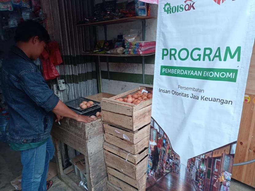 Rohis OJK memberikan bantuan modal dan sarana usaha serta pendampingan usaha untuk 20 orang pelaku UMKM di Desa Kertaangsana, Sukabumi.
