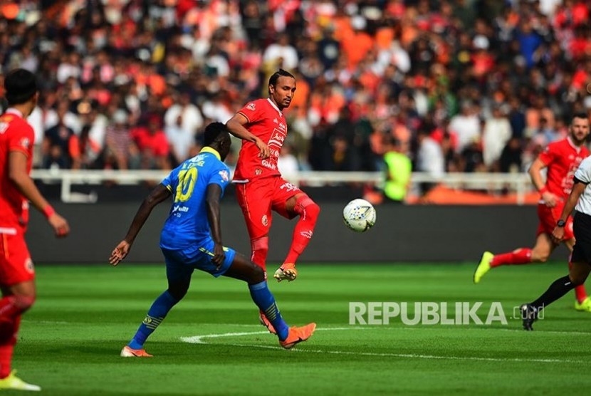 Rohit Chand mnegontrol bola diadang Ndouassel pada pertandingan Liga-1 Persija Jakarta melawan Persib Bandung di Stadion Utama Gelora Bung Karno (GBK) Senayan, Jakarta, Rabu (10/7/2019).