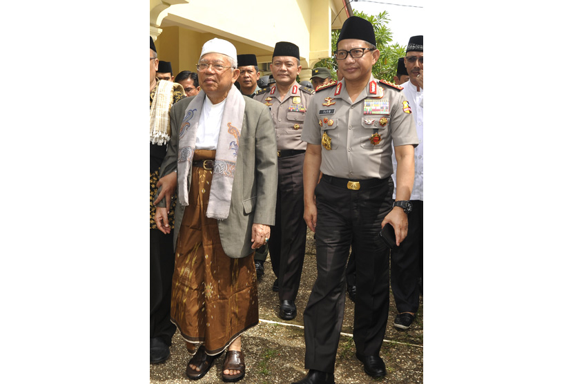 Rois Aam PBNU KH. Ma'ruf Amin (kiri) berjalan bersama Kapolri Jenderal Pol Tito Karnavian (kanan) didampingi para Ulama dan pengurus NU Wilayah Banten saat menghadiri Dialog Kebangsaan di Ponpes Annawawi, Tanara, Tangerang, Banten (Ilustrasi)