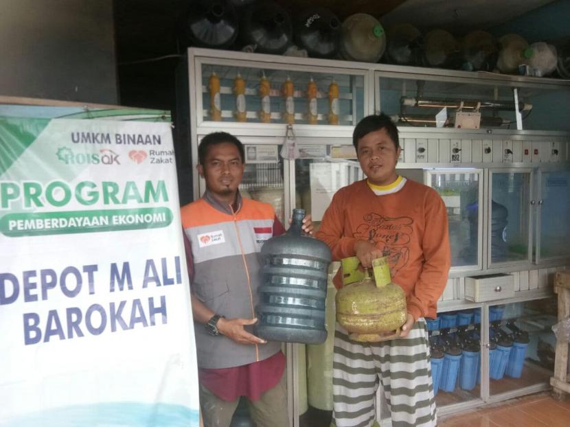 Rois OJK bekerja sama dengan Rumah Zakat memberikan bantuan modal usaha dan pendampingan untuk UMKM, salah satu penerima bantuan tersebut adalah Kang Asep dari desa berdaya Cisolok, Sukabumi Jawa Barat.