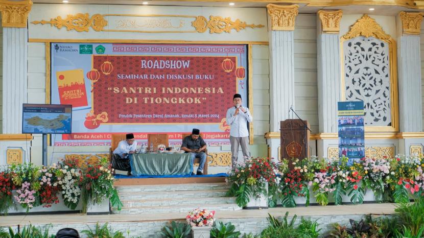 Rois Syuriah PCI NU Tiongkok Kiai Ahmad Syaifuddin Zuhri menyampaikan materi Santri Indonesia di Tiongkok di Pondok Pesantren Darul Amanah Sukorejo Kendal, Jawa Tengah, pada Jumat (8/3/2024).
