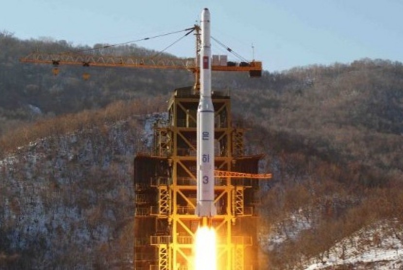 Roket Korea Utara Unha-3 mengusung sateling Kwangmyongsong-3 dalam peluncuran 12 Desember lalu.