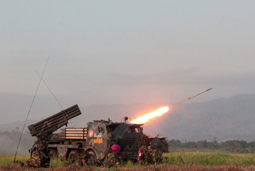 Roket 70 Grad penghancur ditembakkan dari Bandara Kasiguncu ke arah koordinat Gunung Biru saat kegiatan PPRC dimulakan, di Poso Pesisir, Poso, Sulawesi Tengah, Selasa (31/3). 