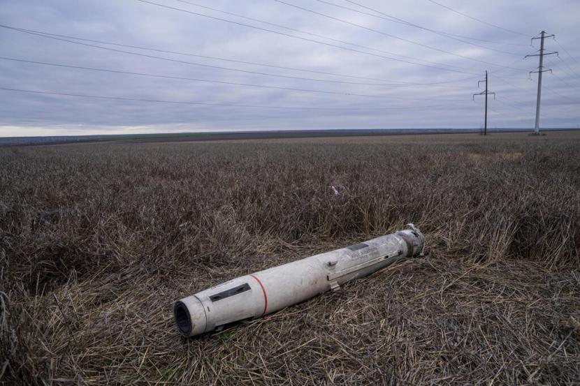 Roket AGM-88B HARM terletak di lapangan dekat Snihurivka, Ukraina, Ahad, 4 Desember 2022.