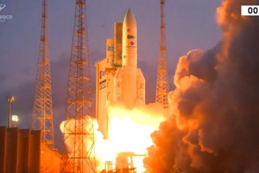 Roket Ariane 5 diluncurkan dari Guiana Space Center di Prancis. Peluncuran itu merupakan peluncuran satelit komunikasi pertama Mesir.