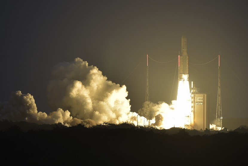 Roket Ariane 5 ECA VA235 yang membawa satelit Telkom 3S meluncur di fasilitas milik Arianespace, di Kourou, Guyana, Perancis, Selasa (14/2).