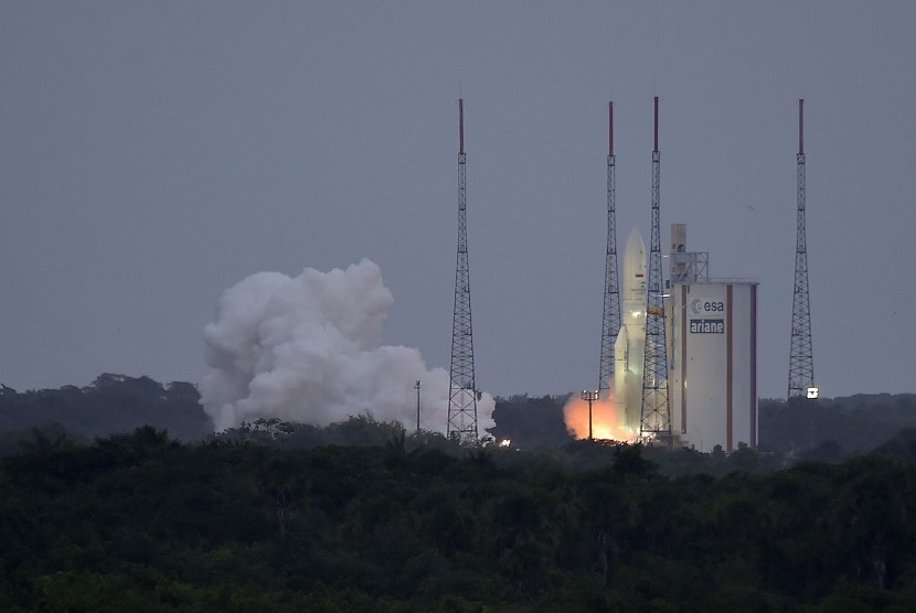 Roket Ariane 5 ECA VA235 yang membawa satelit Telkom 3S meluncur di fasilitas milik Arianespace, di Kourou, Guyana, Perancis, Selasa (14/2). 