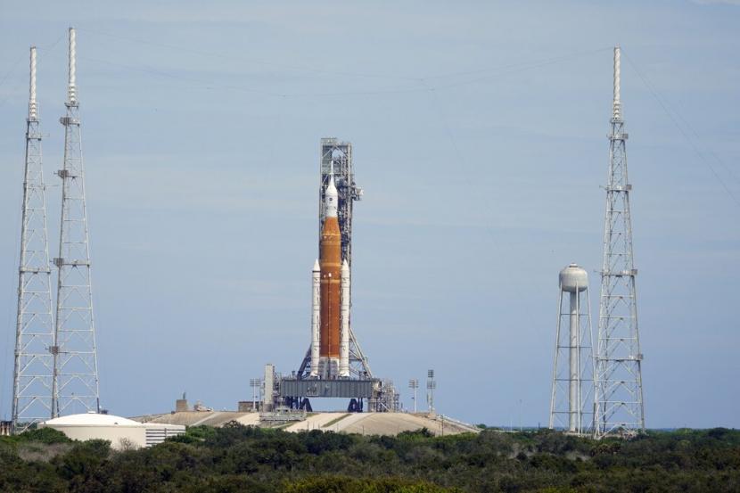 Roket bulan NASA berdiri di Pad 39B setelah kemarin menggosok misi Artemis 1 untuk mengorbit Bulan di Kennedy Space Center, Selasa, 30 Agustus 2022, di Cape Canaveral, Fla. Kesempatan peluncuran berikutnya dijadwalkan pada hari Jumat.
