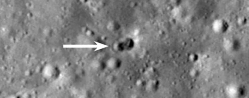 Roket China menabrak bulan sehingga menyebabkan munculnya kawah ganda di permukaannya.