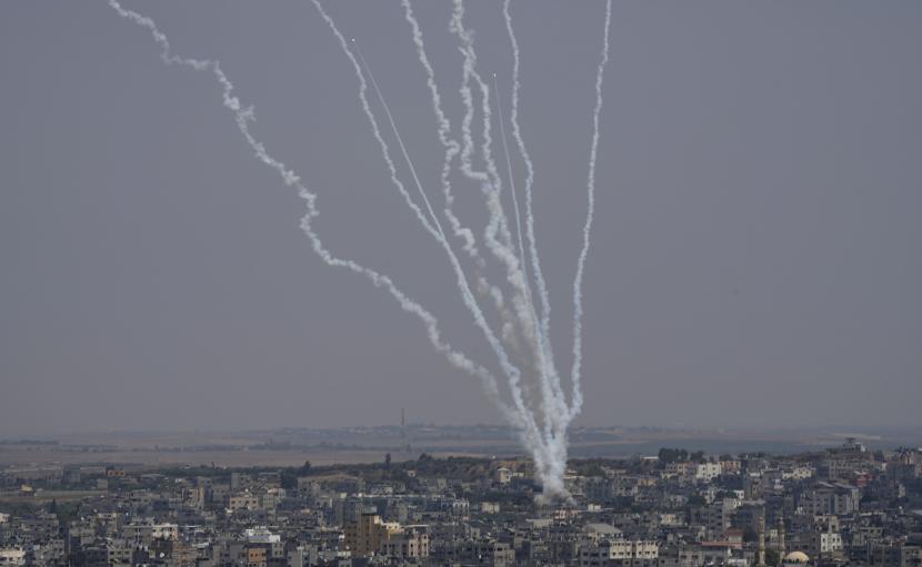 Roket diluncurkan dari Jalur Gaza menuju Israel, di Gaza City, Sabtu, 6 Agustus 2022. Situasi di Gaza sejak serangan udara Israel pada Jumat (5/8/2022) masih mencekam.