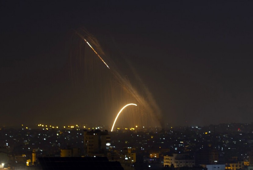 Roket diluncurkan dari Jalur Gaza menuju Israel, Rabu (13/11). Pesawat Israel menyerang sasaran Jihad Islam di seluruh Jalur Gaza.