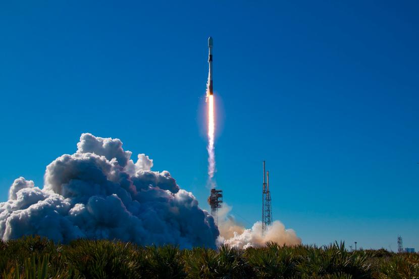 Roket Falcon 9 yang meluncur dari Cape Canaveral Florida sebagai wahana yang mengantarkan Satelit Merah Putih 2 menuju orbit, Selasa (20/2) waktu setempat.
