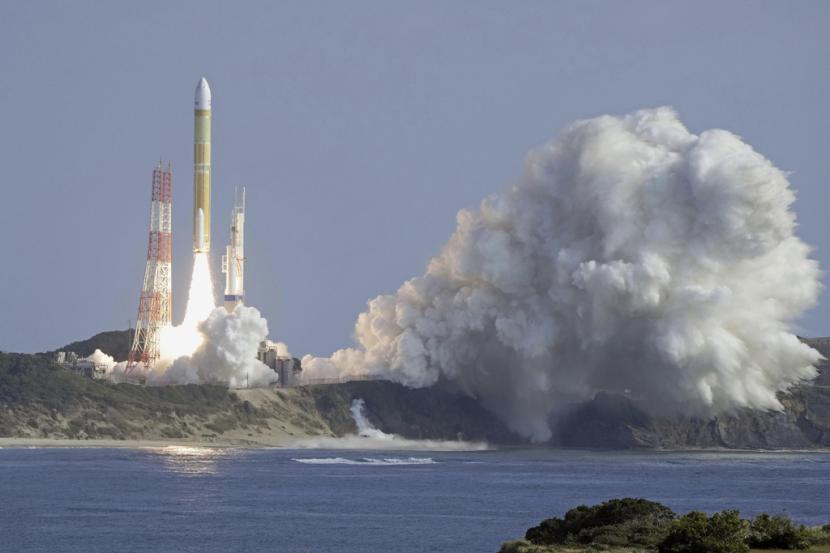 Roket H3 lepas landas di Tanegashima Space Center di Kagoshima, Jepang selatan Sabtu, 17 Februari 2024.