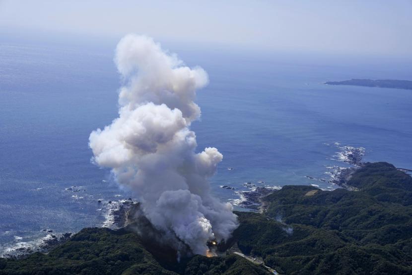 Roket Kairos Space One meledak setelah lepas landas dari landasan peluncuran di Kushimoto, prefektur Wakayama, Jepang barat, Rabu, 13 Maret 2024. Roket yang disebut-sebut sebagai roket swasta pertama di Jepang yang memasuki orbit meledak tak lama setelah lepas landas pada Rabu, menurut video streaming langsung.