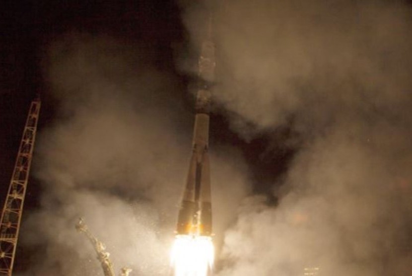 Roket Soyuz TMA-14M saat diluncurkan dari Kosmodrom Baikonur di Kazakhstan, menuju Stasiun Antariksa Internasional (ISS), membawa astronot NASA Barry Wilmore, dan dua astonot Rusia Alexander Samokutyaev dan Elena Serova, 26 September 2014 (Foto: dok AP) 