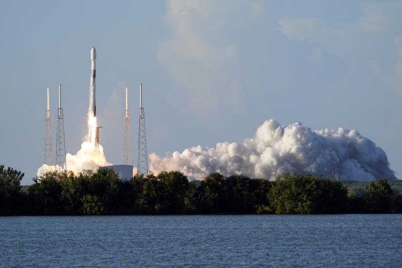 Roket SpaceX Falcon 9, dengan Korea Pathfinder Lunar Orbiter, atau KPLO, lepas landas dari kompleks peluncuran 40 di Stasiun Angkatan Luar Angkasa Cape Canaveral di Cape Canaveral, Florida, Kamis, 4 Agustus 2022. bulan Kamis dengan peluncuran pengorbit bulan yang akan mengintai tempat pendaratan di masa depan. Arab Saudi Berencana Kirim Dua Astronaut ke Luar Angkasa dengan SpaceX