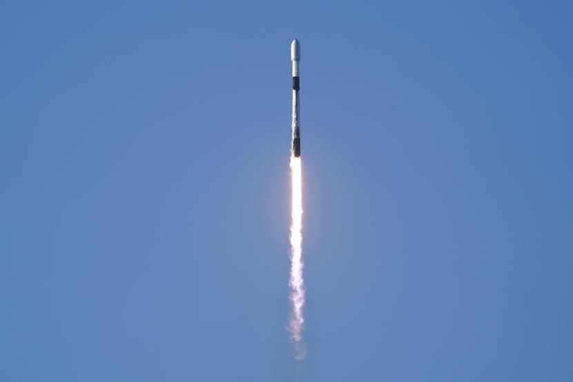 Roket SpaceX Falcon 9, dengan Korea Pathfinder Lunar Orbiter. Selain keuntungan, megakonstelasi juga akan menimbulkan kerugian besar.