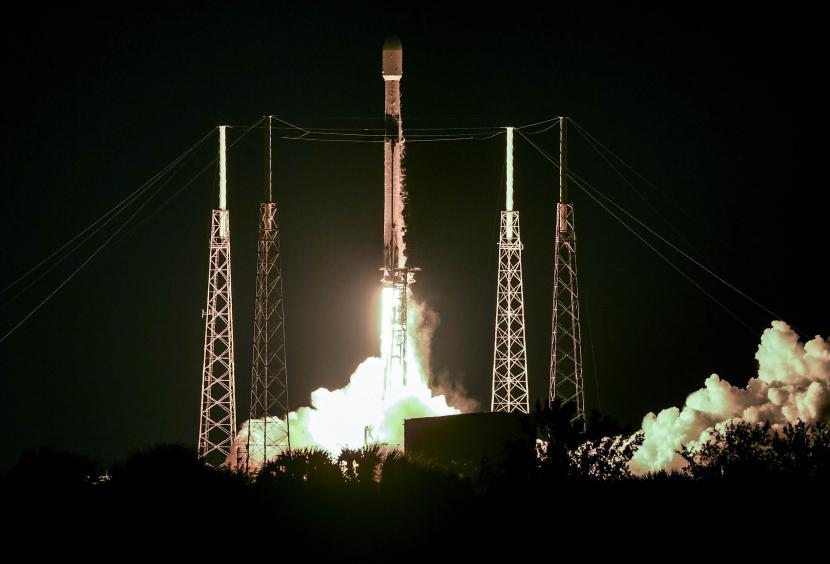 Roket SpaceX Falcon 9 lepas landas dari Cape Canaveral Space Force Station, FL, Ahad pagi, 19 Juni 2022. Roket tersebut, yang membawa satelit komunikasi Globalstar, menandai peluncuran ke-26 tahun ini untuk SpaceX dan yang ketiga dalam 48 tahun terakhir. jam. 