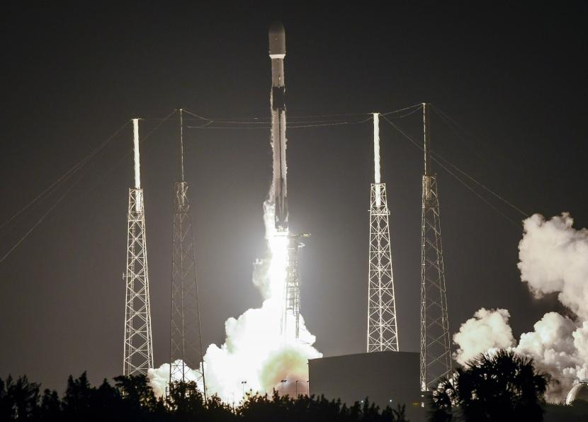 Roket SpaceX Falcon 9 lepas landas dari Stasiun Angkatan Luar Angkasa Cape Canavera.l Senin, 15 Februari 2021 di Cape Canaveral, Florida. Roket tersebut membawa 60 satelit komunikasi Starlink.