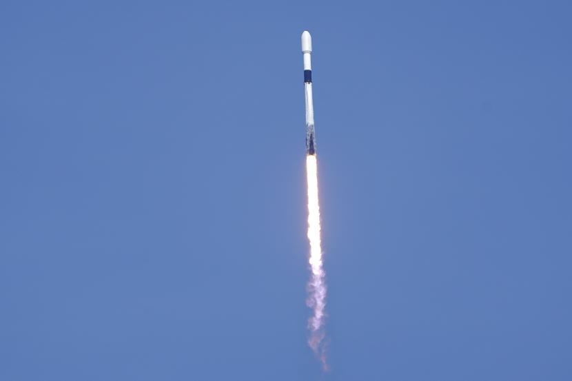 Roket SpaceX Falcon 9, yang membawa satelit komunikasi geostasioner Nilesat 301, lepas landas dari kompleks peluncuran 40 di Stasiun Angkatan Luar Angkasa Cape Canaveral di Cape Canaveral, Florida, Rabu, 8 Juni 2022. 
