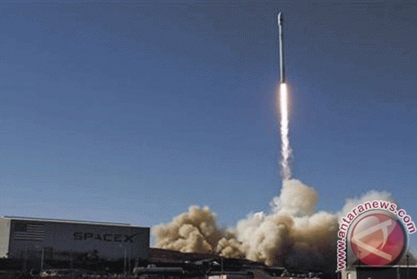 Roket SpaceX pembawa satelit pemantau cuaca dan badai Matahari diluncurkan 11 Februari 2015 dari Tanjung Canaveral, AS, ke luar angkasa