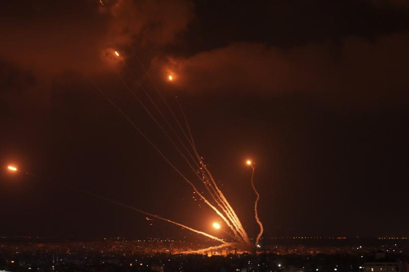 Roket terlihat di langit ditembakkan oleh militan Palestina ke Israel, di Gaza, Jumat, 5 Agustus 2022. Israel tingkatkan pengamanan untuk mencegah kemungkinan adanya aksi demonstrasi yang memprotes serangannya ke Gaza.