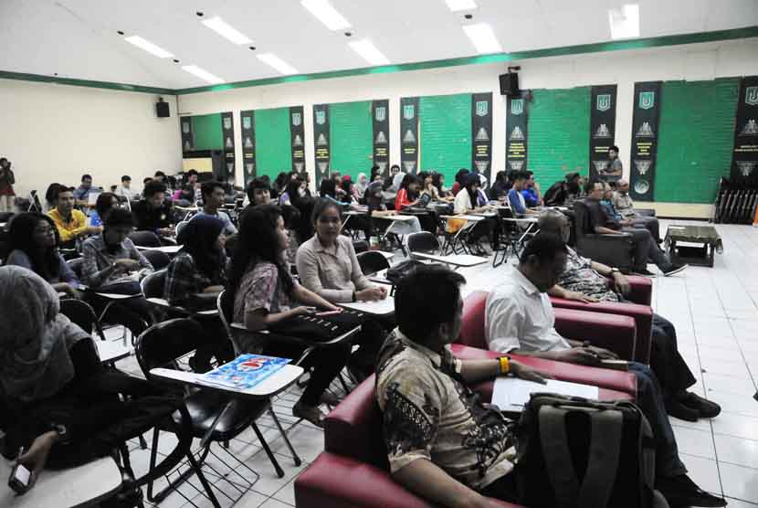 ROL to Campus di Universitas Nasional, Jakarta, Kamis (11/7).