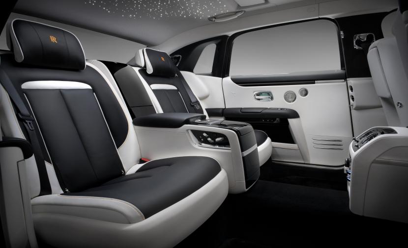 Roll-Royce Ghost versi extended memiliki ruang kaki yang lebih lega untuk bangku belakangnya. Mobil mewah ini akan sampai ke tangan pemesannya pada kuartal pertama 2021.