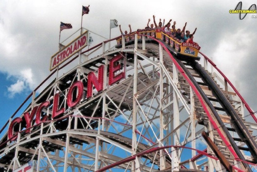 Roller coaster The Cyclone di Coney Island, Brooklyn, New York