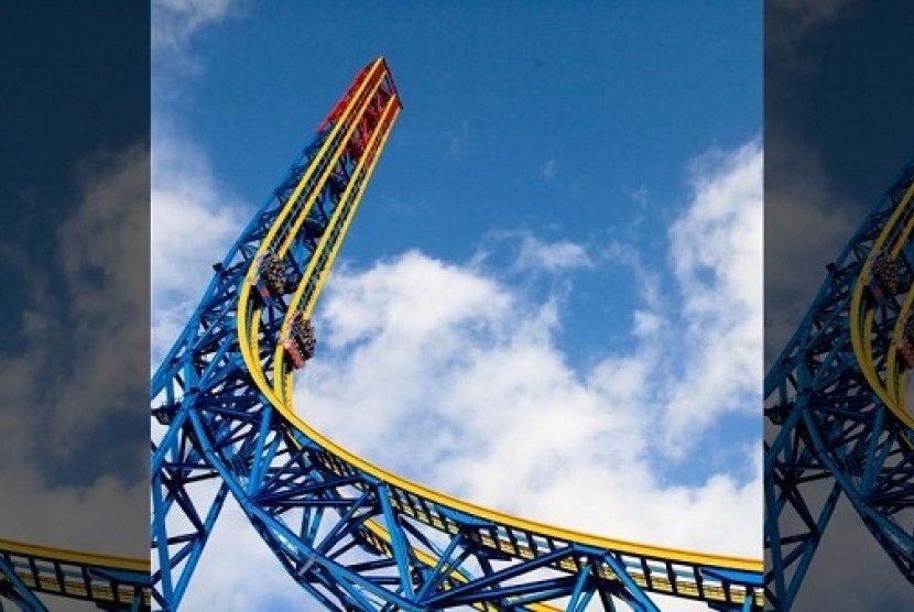 Roller coaster (Ilustrasi). Taman bermain Fuji-Q Highland meminta pengunjung tidak berteriak saat naik roller coaster. 