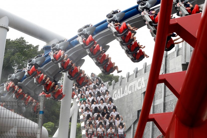 Rollercoaster Battlestar Galactica yang sedang berputar. Wahana ini menjadi salah satu atraksi andalan Universal Studios Singapura.
