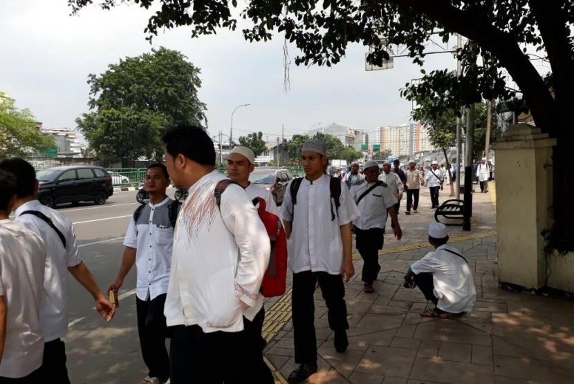 Rombongan aksi damai 55 asal Tangerang tiba di Stasiun Tanah Abang, Jalan Jati Baru Raya, Cideng, Tanah Abang, Jakarta Pusat, Jumat (5/5). 
