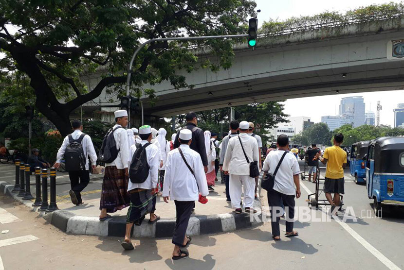 Rombongan aksi damai 55 asal Tangerang tiba di Stasiun Tanah Abang, Jalan Jati Baru Raya, Cideng, Tanah Abang, Jakarta Pusat, Jumat (5/5). 